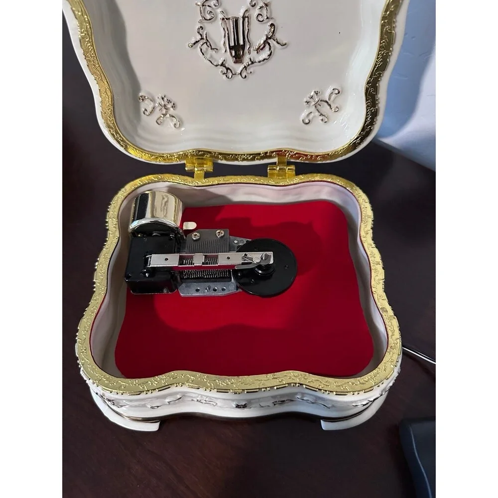 Beautiful Vintage Porcelain Mr. Christmas All-Season Symphonium Music Box Gold
